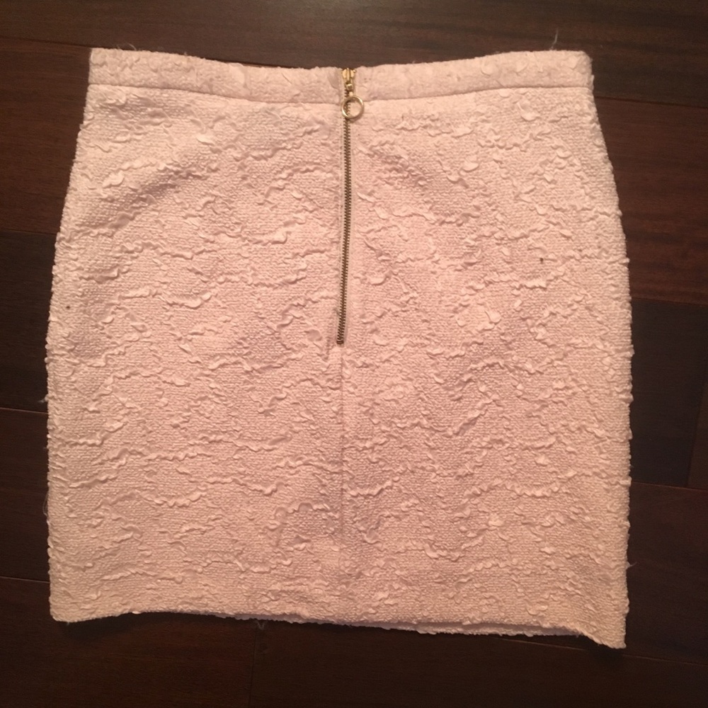 Textured light pink pencil skirt with gold zipper
